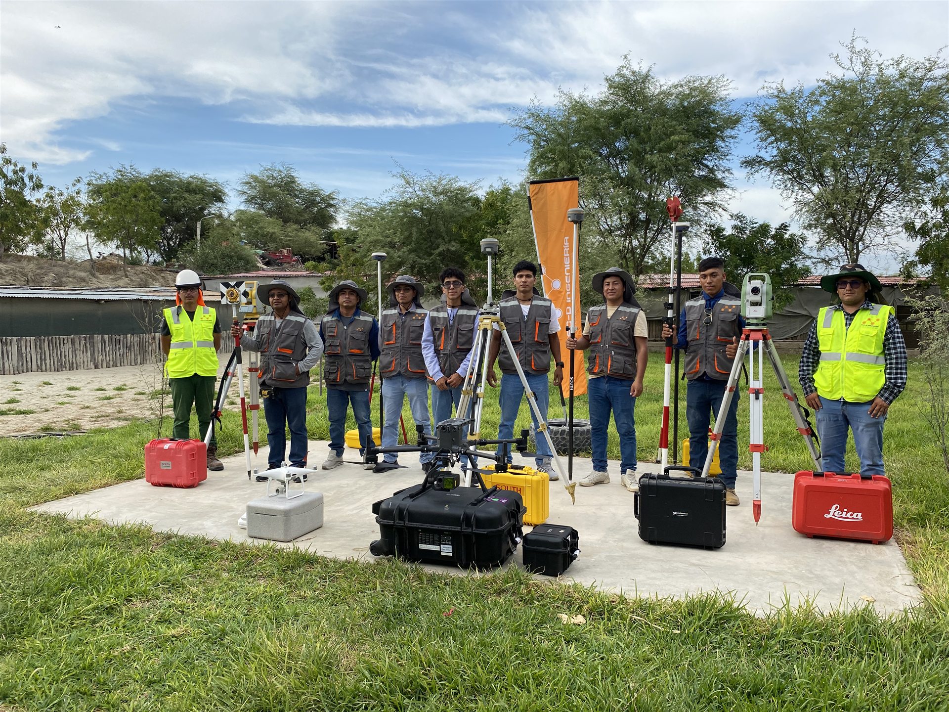 Equipo de TEC-D Ingeniería con instrumental topográfico